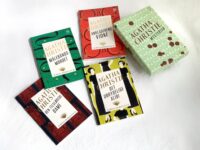 Gaveæske med fire mysterier af Agatha Christie - Image 3